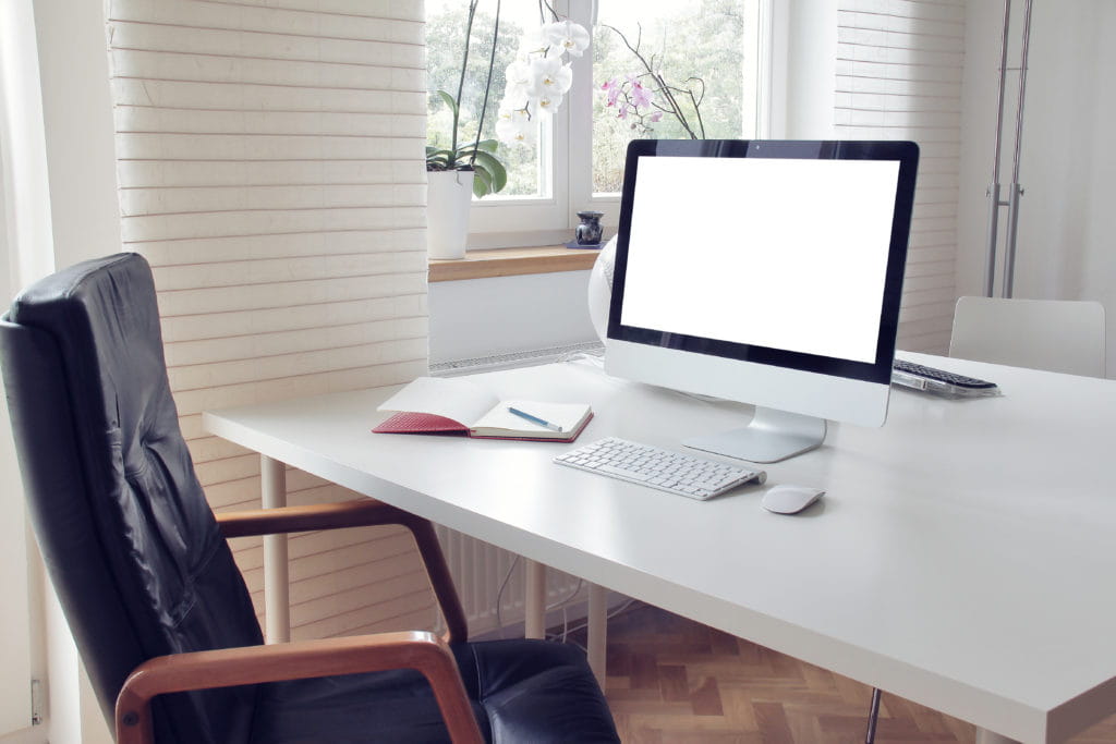 ruang kantor rumah yang terang benderang